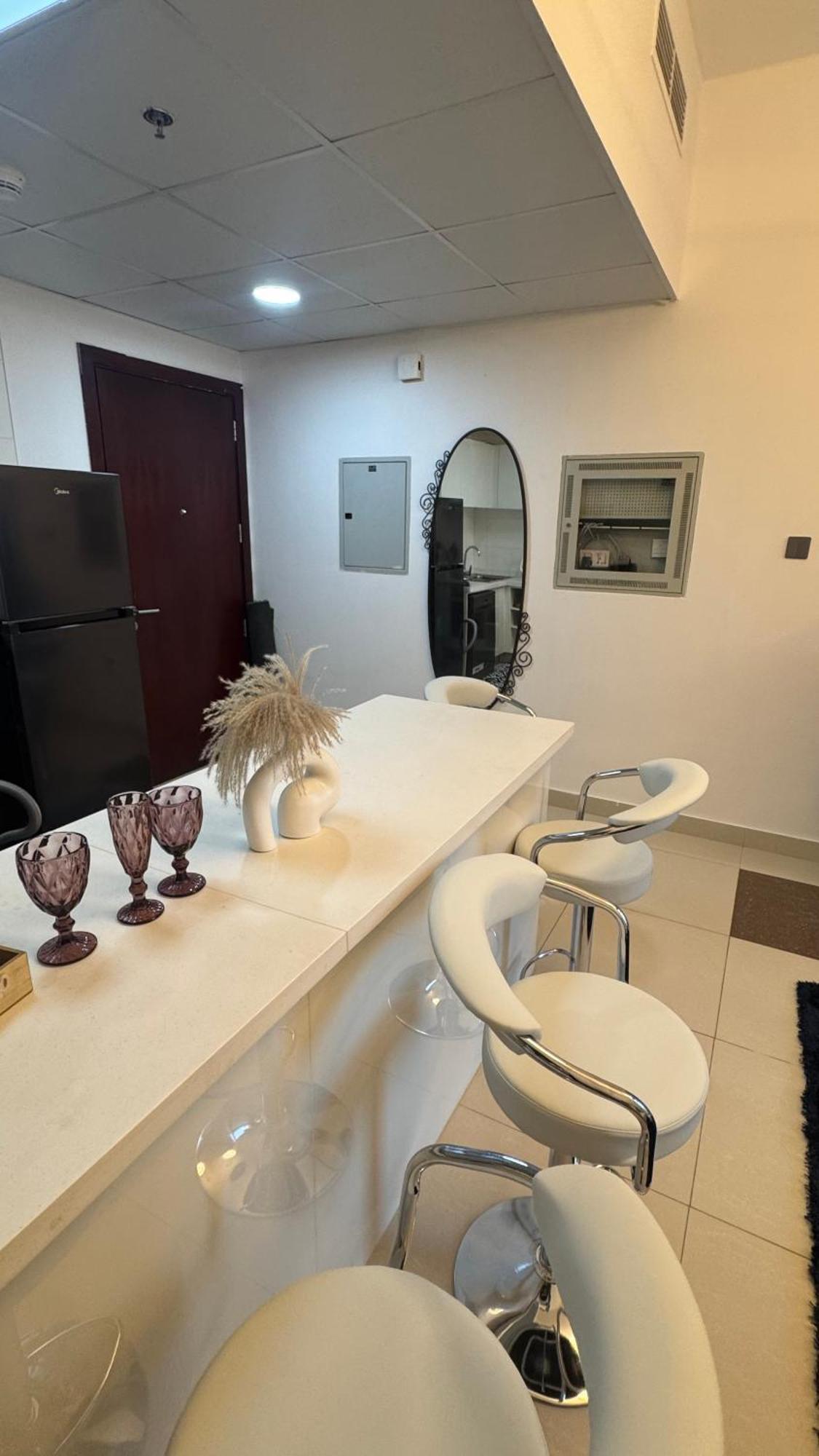 Modern Cozy Two Bedrooms In Very Attractive Location With Marina View * Dubai